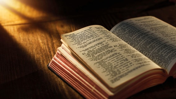 Eine aufgeschlagene Bibel. © Bildagentur-online Foto: Tetra Images