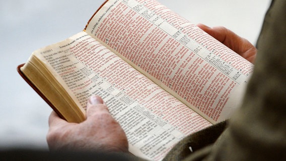 Eine aufgeschlagene Bibel © The Salt Lake Tribune/AP Foto: Steve Griffin