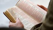 Eine aufgeschlagene Bibel © The Salt Lake Tribune/AP Foto: Steve Griffin