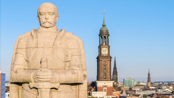 Luftaufnahme des Bismarcks-Denkmals in Hamburg mit der mit Hauptkirche St. Michaelis (Michel) im Hintergrund. © picture alliance / imageBROKER | Thomas Lammeyer 