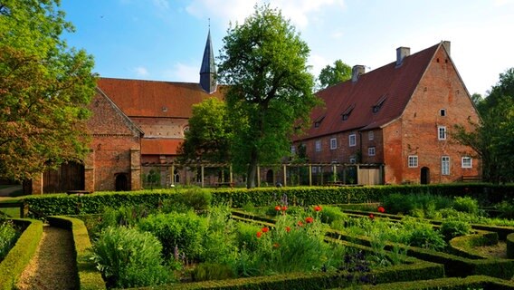 Stift Börstel, ehemaliges Zisterzienserinnenkloster, heute Damenstift im Osnabruecker Land © picture alliance / DUMONT Bildarchiv Foto: Rainer Kiedrowski