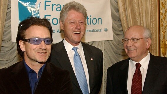 U2-Sänger Bono mit Bill Clinton und Michail Gorbatschow (10. März 2002). © picture alliance / ASSOCIATED PRESS | Stephen Chernin 