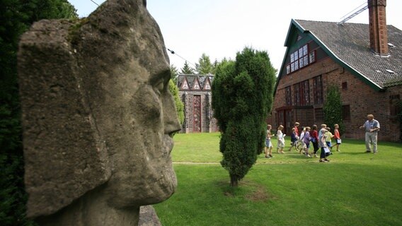 Besucher auf dem Außengelände der Kunststätte Bossard © picture-alliance Foto: Kunststätte Bossard