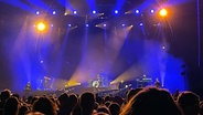 Der Sänger Bosse mit seiner Band auf der Bühne der Hamburger Barclays Arena. © NDR Foto: Hannah Bird