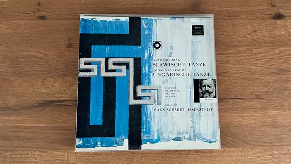 Das Cover der Platte Anton Dvorak – Slawische Tänze / Johannes Brahms – Ungarische Tänze liegt auf einem Tisch © Decca 