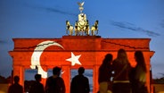 Das Brandenburger Tor erstrahlt am 29. Juni 2016 in Berlin in den Farben der türkischen Flagge. © dpa Foto: Klaus-Dietmar Gabbert