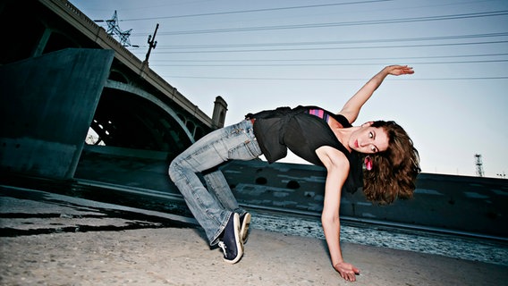 Ein Frau tanzt Breakdance © Blend Images/Peathegee Inc 