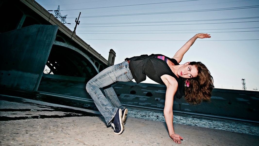 Breakdance-style dancing: an art form or a sport?  |  NDR.de