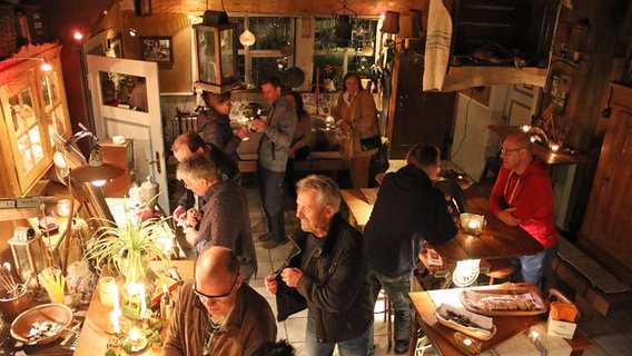 Eine Gruppe von Menschen steht vor einer Veranstaltung in einem Raum. © NDR Foto: Claudio Campagna