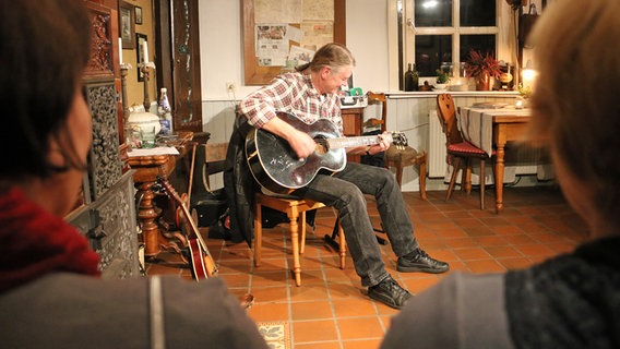 Musiker Arndt Schulz bei einem Konzert in Bröckel. © NDR Foto: Claudio Campagna