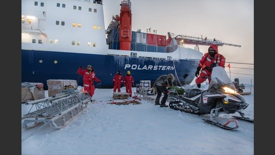 Zu Beginn der Expedition werden um die "Polarstern" Stationen auf dem Meereis errichtet. © Prestel Verlag Foto: Esther Horvath
