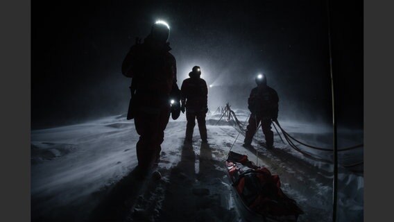 Harte Arbeit bei Kälte und Dunkelheit © Prestel Verlag Foto: Esther Horvath