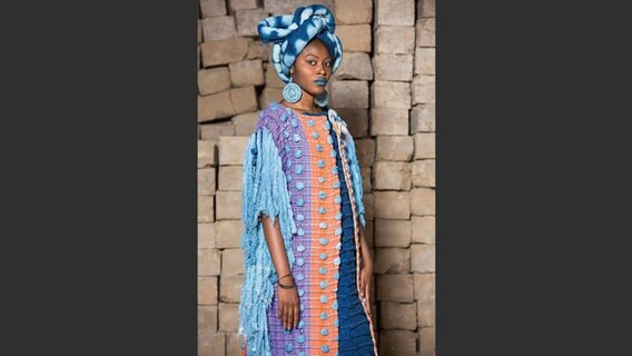 Bild aus: "Atemberaubende Mode aus Afrika", Gerstenberg Verlag © Coralie Coco (aus: "Atemberaubende Mode aus Afrika", Gerstenberg Verlag) 