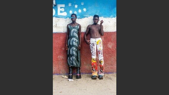 Bild aus: "Atemberaubende Mode aus Afrika", Gerstenberg Verlag © 2019 Bevan Agyemang, TSAU Kopie (aus: "Atemberaubende Mode aus Afrika", Gerstenberg Verlag) 