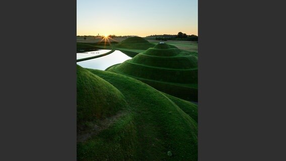 Bild aus dem Buch "Art Escapes" © Charles Jenks, Photo Allan Pollok-Morris / Jupiter Artland, Art Ecapes, gestalten 2022 