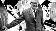 Der Arthur C. Clarke besucht das Set für den Film "2001: Odyssey im Weltraum" (1968) für den er das Drehbuch geschrieben hat.  