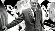 Der Arthur C. Clarke besucht das Set für den Film "2001: Odyssey im Weltraum" (1968) für den er das Drehbuch geschrieben hat. © Picture-Alliance 