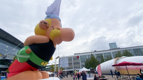 Eine aufgeblasene Asterix-Figur beugt sich nach vorne © NDR.de / Christina Grob Foto: Christina Grob