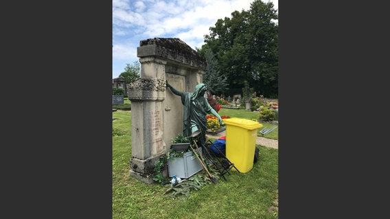 Lars Eidinger: gelbe Mülltonne auf dem Friedhof © Lars Eidinger / Hatje Cantz Verlag 