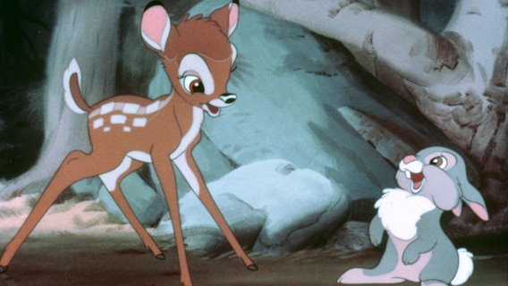 Ein braunes Reh und ein grauer Hase im Gespräch an einem Bach. Zeichentrick-Szene aus dem Film "Bambi" von 1942. © picture-alliance / dpa | dpa-Film 
