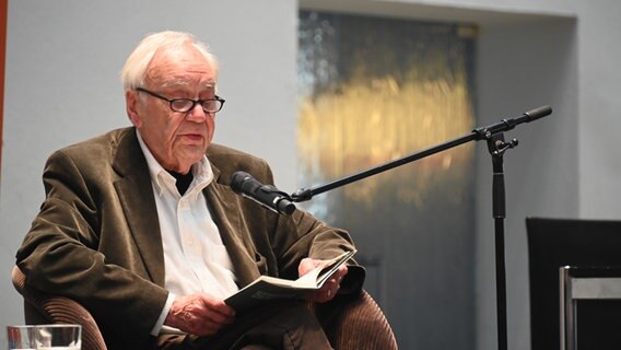 Der Schriftsteller Jürgen Becker im Juni 2022 im Kölner Rathaus © picture alliance/dpa | Horst Galuschka Foto: Horst Galuschka