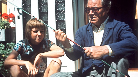 Bundeskanzler Willy Brandt (SPD) mit seinem zwölfjährigen Sohn Mathias vor seinem Ferienhaus in Hamar (Norwegen) im Juli 1973. © picture-alliance / dpa Foto: NTB