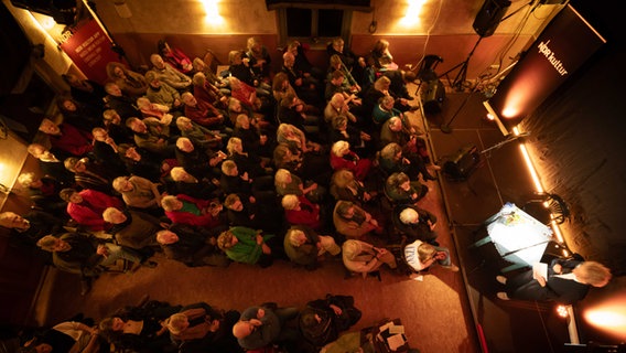 Publikum und Bühne von oben. © Heinekomm Foto: Stefan Albrecht