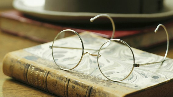 Buch mit Brille. © imago/AFLO 