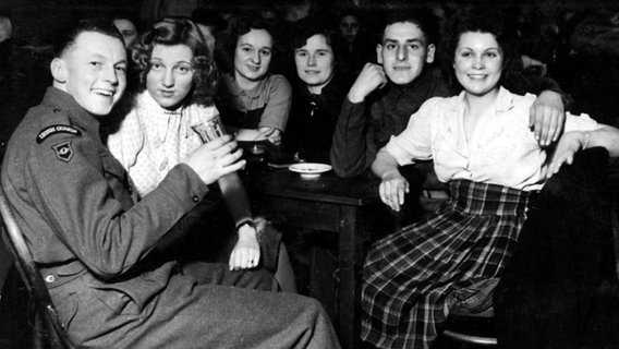Britische Soldaten mit deutschen Frauen im Café Westphal. © Nachlass Ivor White 