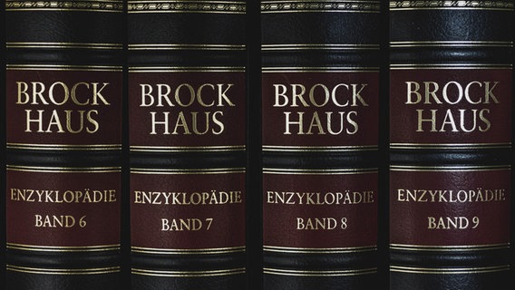 Vier Brockhaus-Bände stehen nebeneinander im Regal © picture alliance / photothek Foto: Florian Gaertner