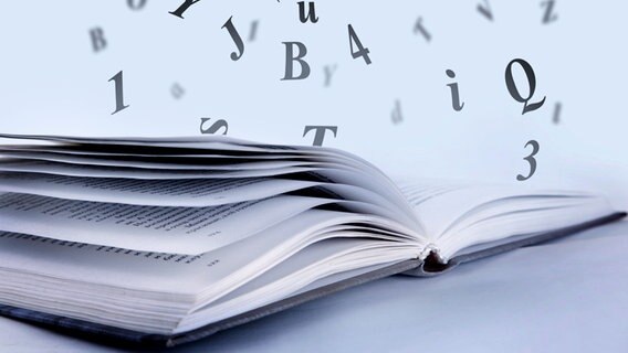 Buchstaben fliegen aus einem aufgeschlagenem Buch heraus. © Fotolia Foto: FotolEdhar