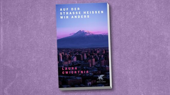 Cover des Buches "Auf der Straße heißen wir anders" von Laura Cwiertnia © Klett-Cotta Verlag 