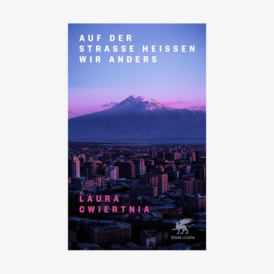 Cover des Buches "Auf der Straße heißen wir anders" von Laura Cwiertnia © Klett-Cotta Verlag 