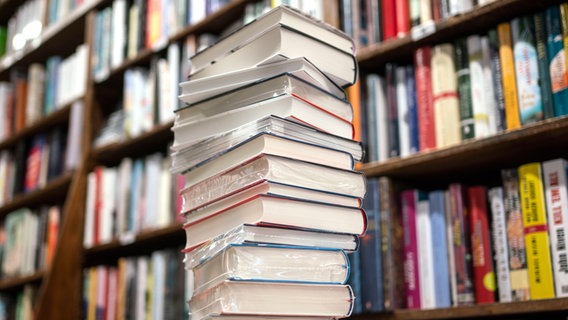 Ein Bücherstapel vor einem gefüllten Bücherregal © picture alliance/dpa / Frank Rumpenhorst Foto: Frank Rumpenhorst