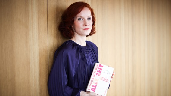 Schriftstellerin Teresa Bücker hält ihr Buch in den Händen © picture alliance/dpa | Christian Charisius 