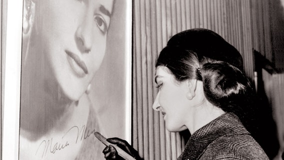Maria Callas signiert ein Foto © Rue des Archives 