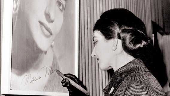 Maria Callas signiert ein Foto © Rue des Archives 