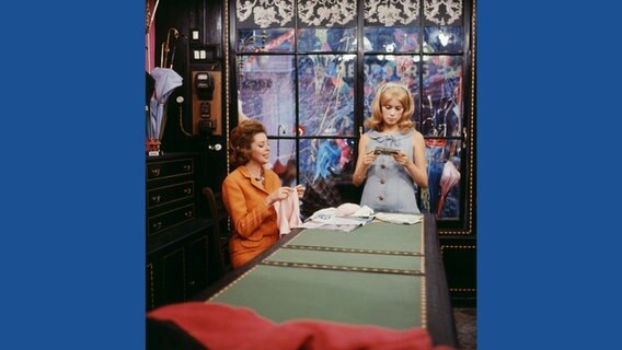 Szene aus dem Film "Les Parapluies de Cherbourg" (Die Regenschirme von Cherbourg), 1964 © Ciné Tamaris / courtesy Schirmer/Mosel 