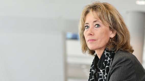 Charlotte Link schaut in die Ferne © picture alliance / Frank May Foto: Frank May