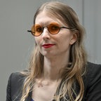 Eine Frau mit langen, blonden Haaren schaut nach vorne, sie trägt eine Brille mit orange farbenen Gläsern und roten Lippenstift. © picture alliance/dpa/BELGA | Dirk Waem Foto: Dirk Waem