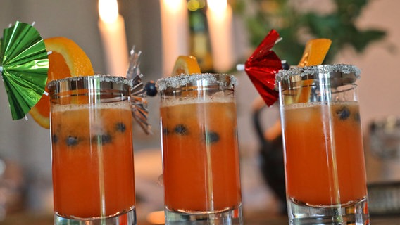 Ein Orange-Cocktail für die Geburtstagsfolge von eat.READ.sleep © NDR 