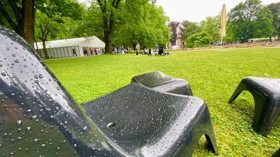 Verregnete Stühle im Schlosspark beim 21. Internationalen Comic Salon © NDR.de Foto: Mathias Heller