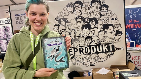 Wiebke Bolduan mit Buch beim 21. Internationalen Comic Salon © NDR.de Foto: Mathias Heller