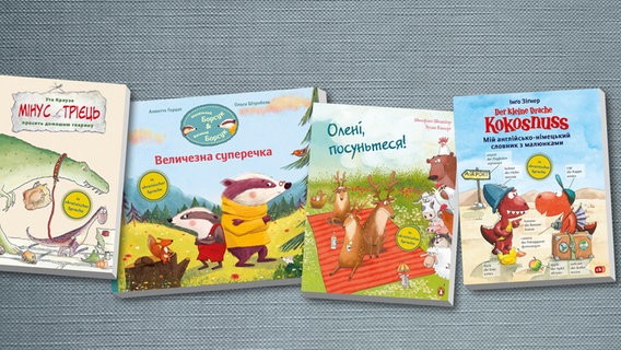 Vier Bilderbücher des Verlages cbJ / Penguin JUNIOR auf Ukrainisch auf einer einer Collage. Ingo Siegner: "Der kleine Drache Kokosnuss - Mein Bildwörterbuch", Ute Krause: "Minus Drei wünscht sich ein Haustier", Stephanie Schneider: "Platz da, ihr Hirsche!", Annette Herzog: "Kleiner Dachs & großer Dachs - Der riesengroße Streit" © cbJ / Penguin JUNIOR 