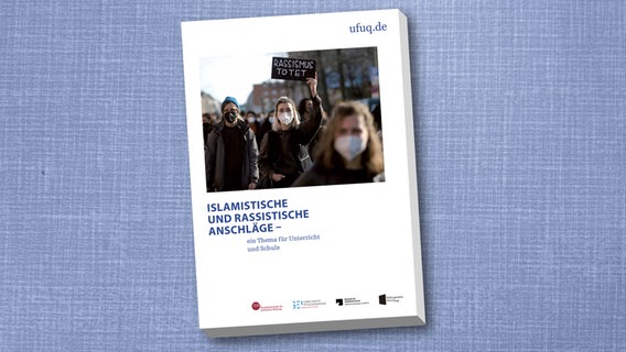 Cover der Broschüre: "Islamistische und rassistische Anschläge - ein Thema für Unterricht und Schule" Cover der Broschüre: "Islamistische und rassistische Anschläge - ein Thema für Unterricht und Schule" © ufuq.de