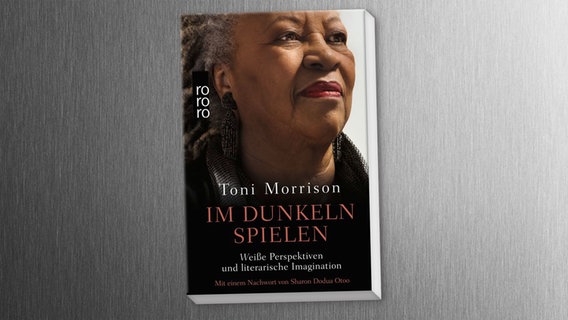 Buch-Cover: Toni Morrison - Im Dunkeln spielen © Rowohlt Verlag 