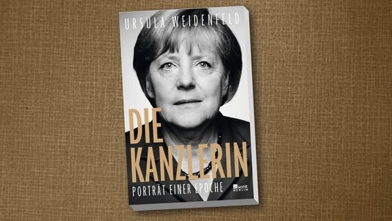 Buchcover: Ursula Weidenfeld: "Die Kanzlerin: Porträt einer Epoche" © Rowohlt Verlag 