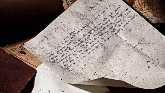 Ein verstaubter alter Brief liegt auf offenen Büchern. © Zoonar.com/Rüdiger Damke Foto: Rüdiger Damke