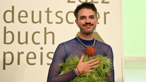 Autor*in Kim de l'Horizon in Frankfurt erzählt den Deutschen Buchpreis 2022 für den Roman "Blutbuch" © dpa Bildfunk Foto:  Arne Dedert/dpa +++ dpa-Bildfunk +++