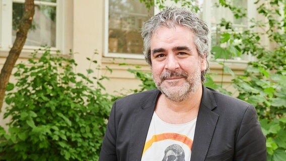 Ein mann mit grauen Haaren und Bart lächelt freundlich in die Kamera. © picture alliance/dpa Foto: Annette Riedl